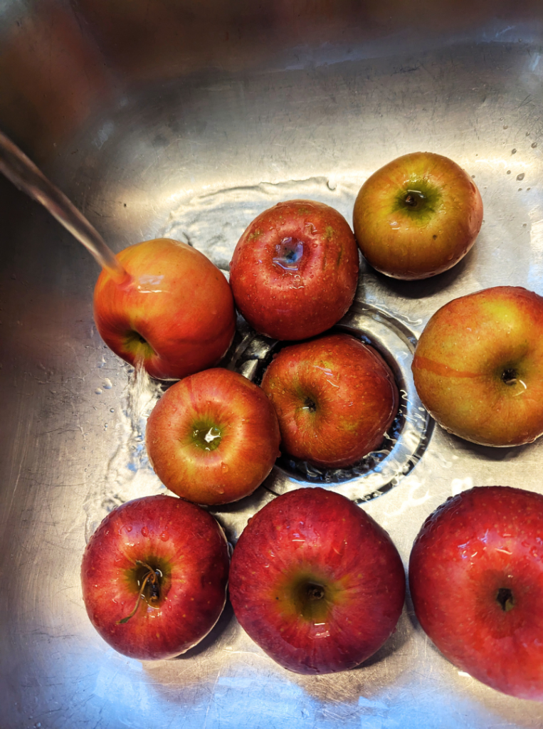 Washing apples